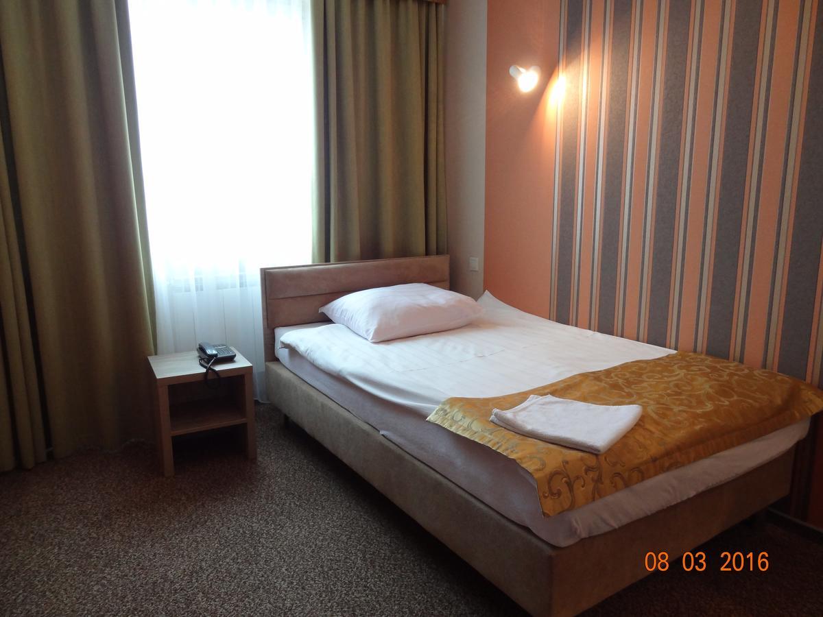 Hotel Restauracja Cukropol Gostyń エクステリア 写真